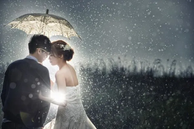 18 Inspirasi Foto Prewedding Romatis Saat Hujan. Basah? Bukan Masalah! 31