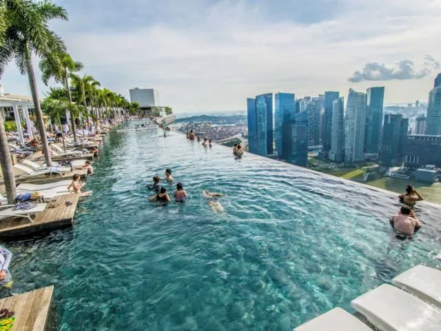 15 Kolam Renang Paling Spektakuler di Dunia. Rasanya Pengen Nyebur Aja! 17