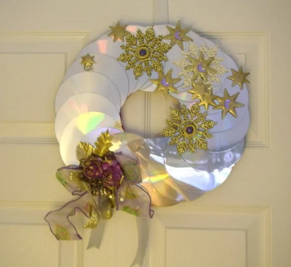 Inspirasi DIY Christmas Wreath Unik nan Cantik Menggunakan Bahan Daur Ulang. Bikin di Rumah Yuk! 22