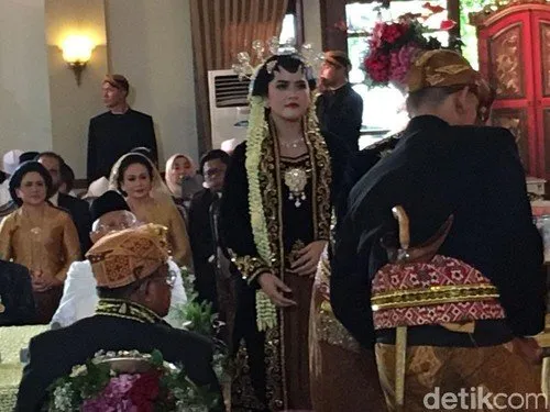 Penuh Adat Jawa, Kahiyang dan Bobby Ucapkan Janji Suci. Intip Ulasan Acara Tadi Pagi di Sini 13