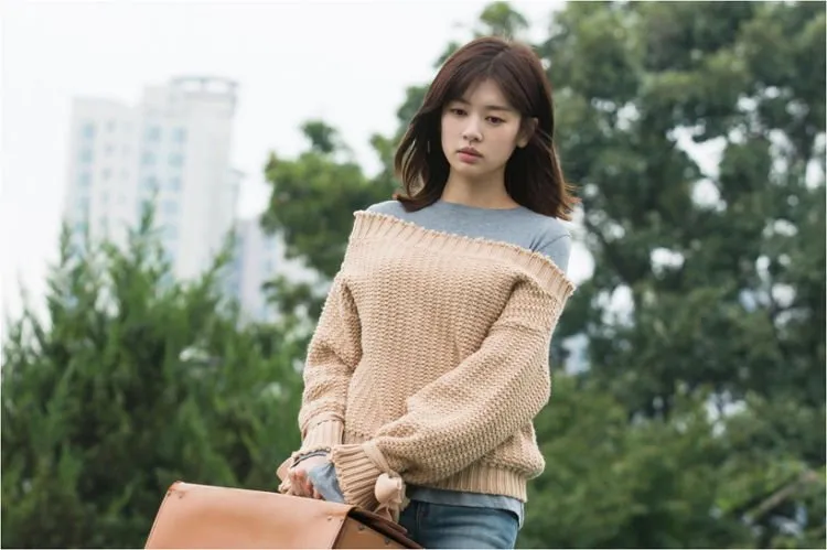 Inspirasi Tampil Hangat di Musim Hujan Ala Bintang Korea. Simpel dan Kekinian Banget! 10