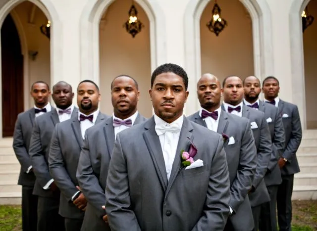 Kerap Terlupakan, 20 Pose Foto Groomsmen Ini Layak Tiru. Pendamping Cowok Juga Bisa Tampil Seru 21