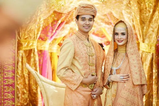 Ragam Busana Pengantin Adat Koto Gadang dengan Sentuhan Warna-warna Cerah Nan Elok. Sungguh Meriah! 24