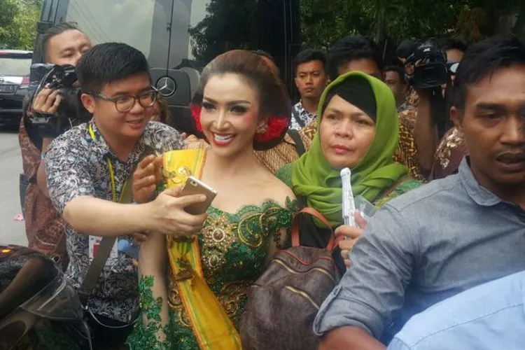 Nggak Cuma Pejabat, Deretan Artis Ini Juga Hadir di Pernikahan Kahiyang-Bobby. Banyak Ucapan dan Doa! 17