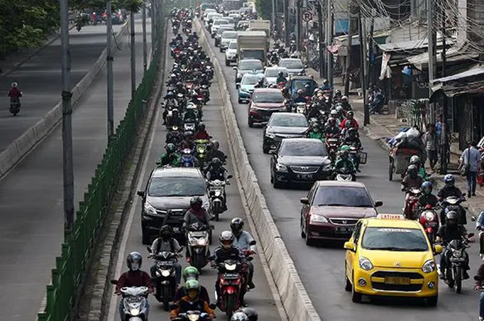 Simpang Siur Penjelasan tentang Dewi Perssik yang Melanggar Jalur Busway. Mana yang Benar Nih? 10