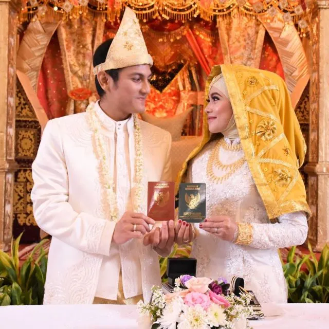 Ragam Busana Pengantin Adat Koto Gadang dengan Sentuhan Warna-warna Cerah Nan Elok. Sungguh Meriah! 16
