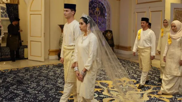 Deretan Gaun Pengantin Pernikahan Keluarga Kerajaan di Seluruh Dunia. Glamor dan Elegan, Semua Ada! 15