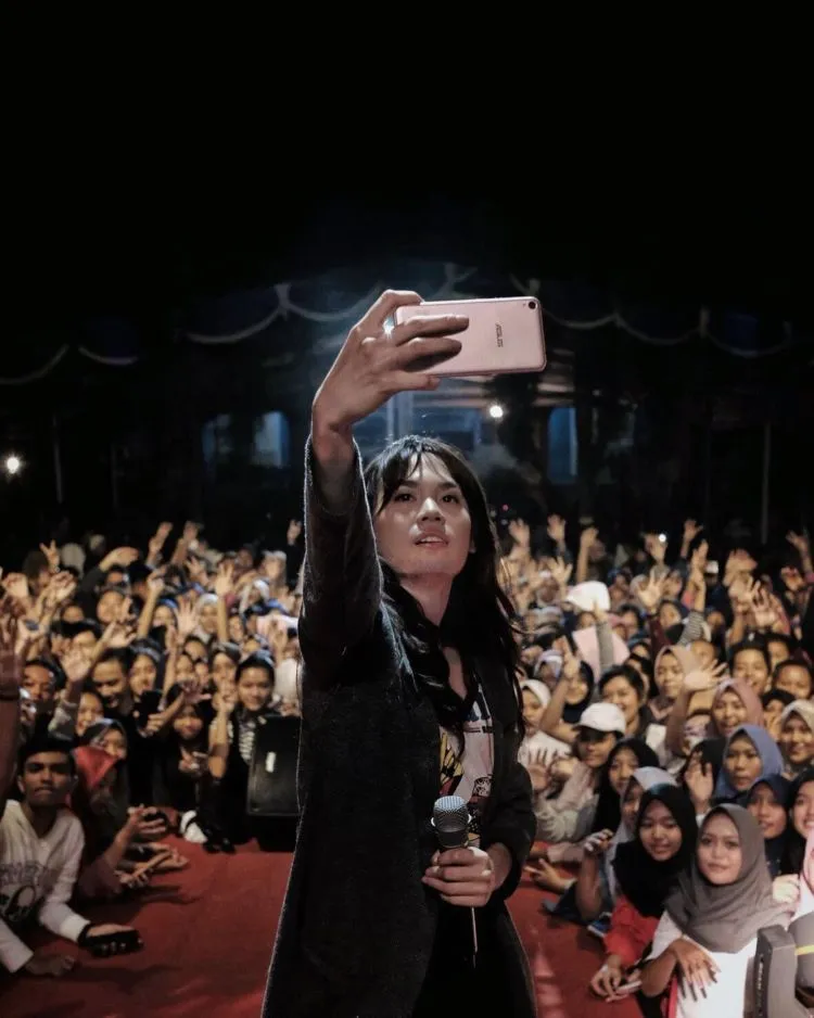 8 Gaya Selfie Brand Ambassador ZenFone ini Bisa Kamu Ikuti. Dijamin Feed Media Sosial Kamu Semakin Nyeni 12