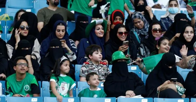 Gelombang Perubahan di Arab Saudi Makin Besar, Kini Yoga Akhirnya Dihalalkan 6