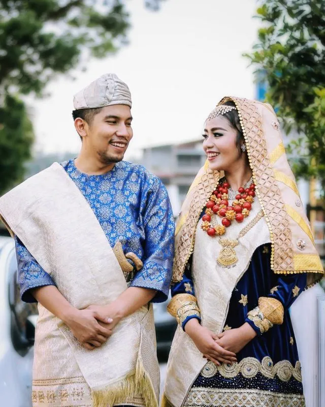 Ragam Busana Pengantin Adat Koto Gadang dengan Sentuhan Warna-warna Cerah Nan Elok. Sungguh Meriah! 23