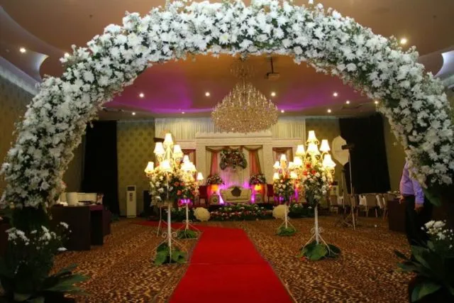 14 Inspirasi Flower Gate untuk Acara Resepsi. Nggak Hanya Enak Dilihat Tapi Juga Multifungsi 14