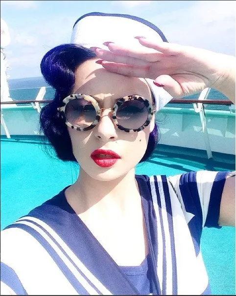Style Unik Pin Up Girl Tahun 50-an Ala Claudia Adinda. Melihat Fotonya Serasa Memutar Mesin Waktu! 13