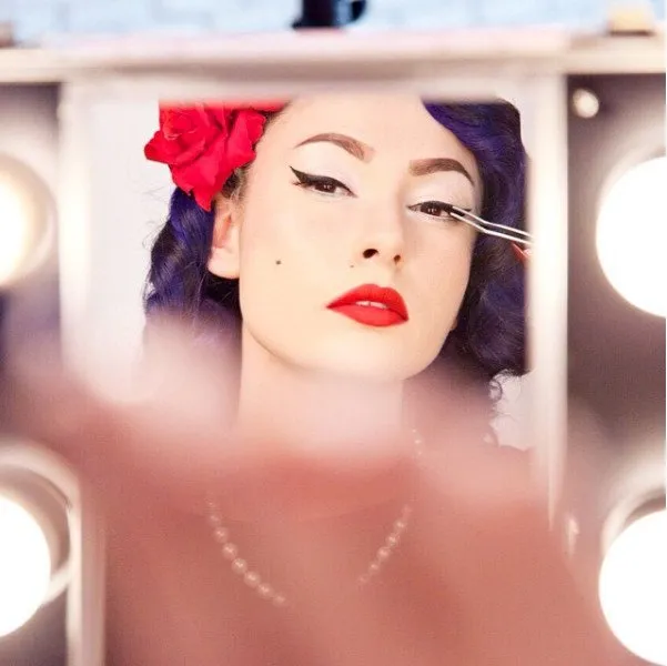 Style Unik Pin Up Girl Tahun 50-an Ala Claudia Adinda. Melihat Fotonya Serasa Memutar Mesin Waktu! 16