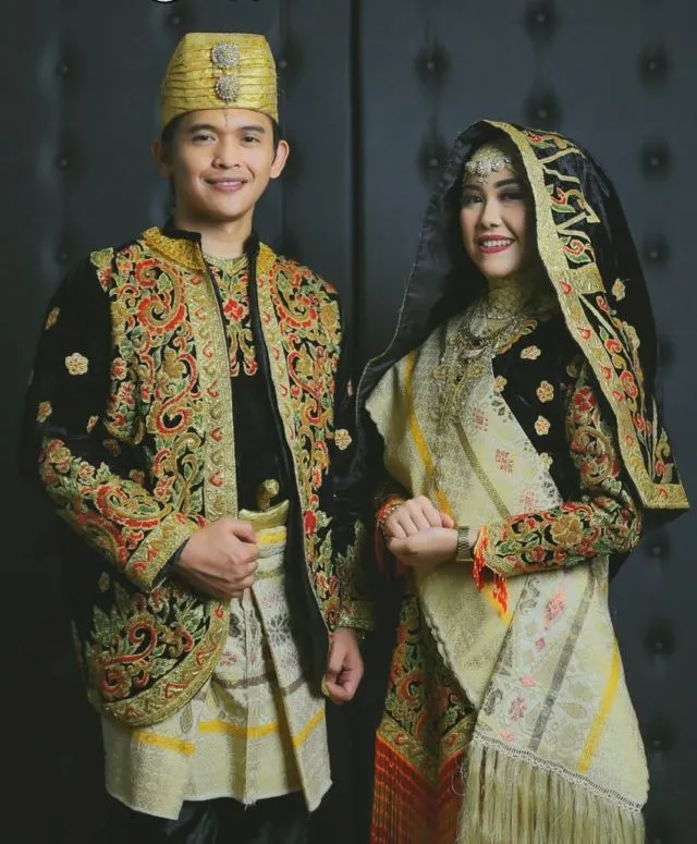 Ragam Busana Pengantin Adat Koto Gadang dengan Sentuhan Warna-warna Cerah Nan Elok. Sungguh Meriah! 29