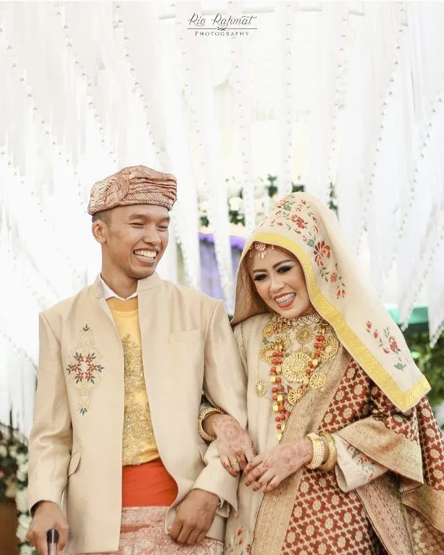 Ragam Busana Pengantin Adat Koto Gadang dengan Sentuhan Warna-warna Cerah Nan Elok. Sungguh Meriah! 26