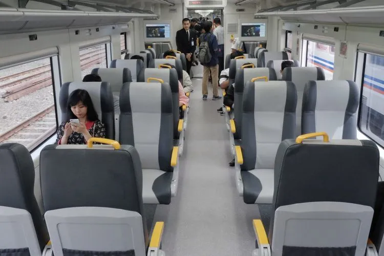 Kabar Gembira, Kereta Bandara Soekarno Hatta Segera Beroperasi. Begini Mewahnya Kereta Ini! 14