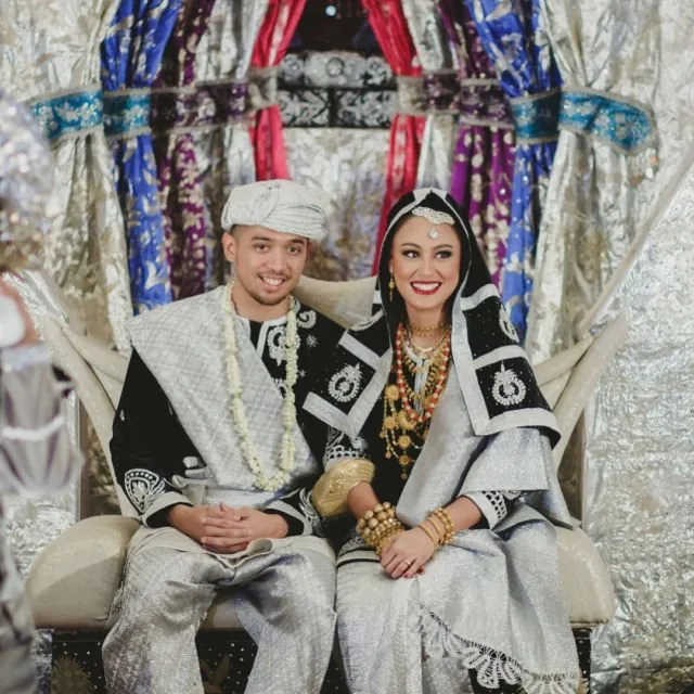 Ragam Busana Pengantin Adat Koto Gadang dengan Sentuhan Warna-warna Cerah Nan Elok. Sungguh Meriah! 18