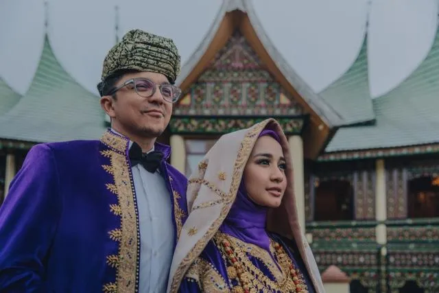 Ragam Busana Pengantin Adat Koto Gadang dengan Sentuhan Warna-warna Cerah Nan Elok. Sungguh Meriah! 25