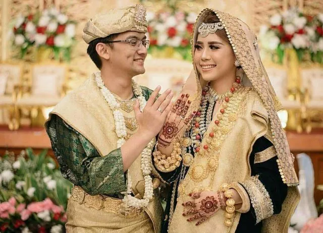 Ragam Busana Pengantin Adat Koto Gadang dengan Sentuhan Warna-warna Cerah Nan Elok. Sungguh Meriah! 22
