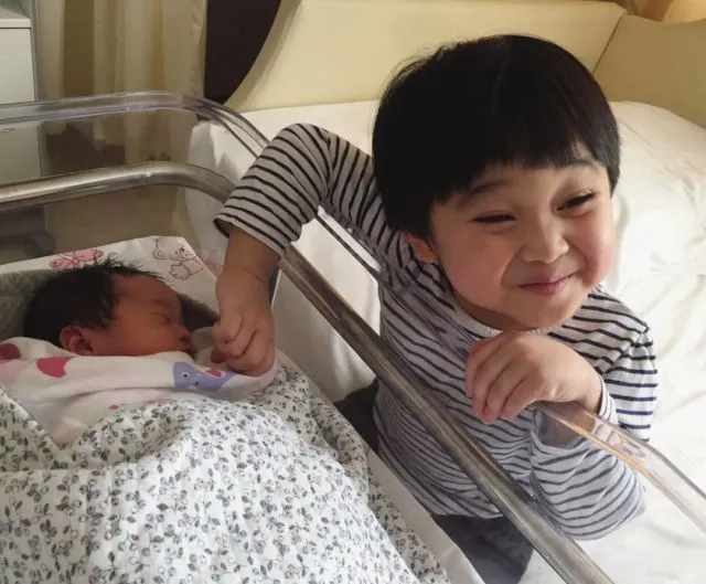 Ekspresi Anak Saat Tahu Dirinya Kini Jadi Seorang Kakak. Banyak yang Cemburu dan Nggak Terima, Lucu! 25