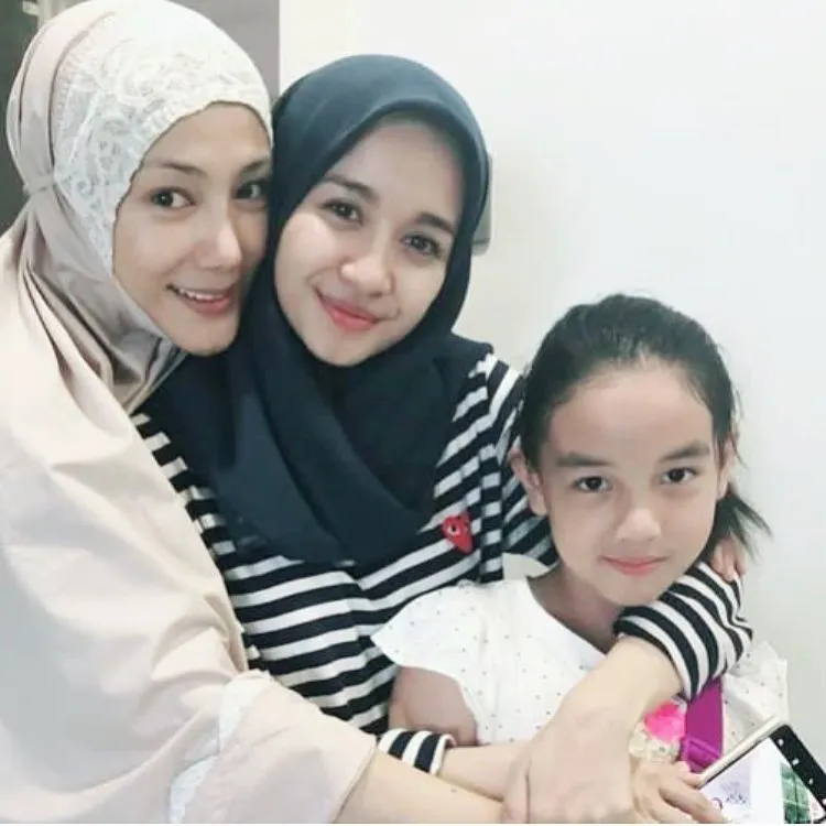 Potret Kedekatan Laudya Cynthia Bella dengan Mantan Istri dari Suaminya. Duh, Adem Banget Lihatnya! 7