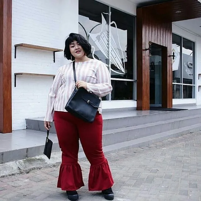 18 Padu Padan Celana Trompet yang Bikin Kamu Lebih Atraktif. Selamat Tinggal Jeans Ketat! 22