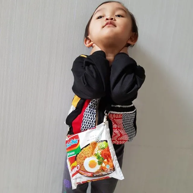Nindy Ayunda Pakai Tas dengan Bungkus Mi Instan, Warganet Ramai-Ramai Ikuti Tren Unik Ini. Mau Coba? 25