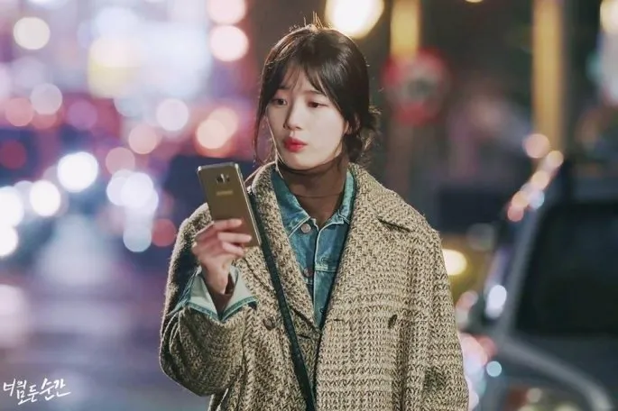Inspirasi Tampil Hangat di Musim Hujan Ala Bintang Korea. Simpel dan Kekinian Banget! 18