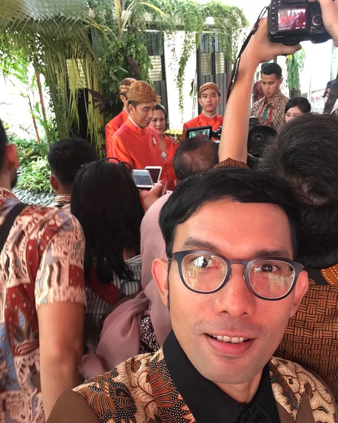 Nggak Cuma Pejabat, Deretan Artis Ini Juga Hadir di Pernikahan Kahiyang-Bobby. Banyak Ucapan dan Doa! 16