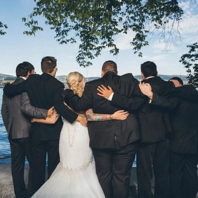 Kerap Terlupakan, 20 Pose Foto Groomsmen Ini Layak Tiru. Pendamping Cowok Juga Bisa Tampil Seru 39