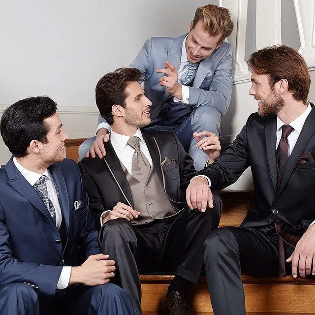 Kerap Terlupakan, 20 Pose Foto Groomsmen Ini Layak Tiru. Pendamping Cowok Juga Bisa Tampil Seru 35