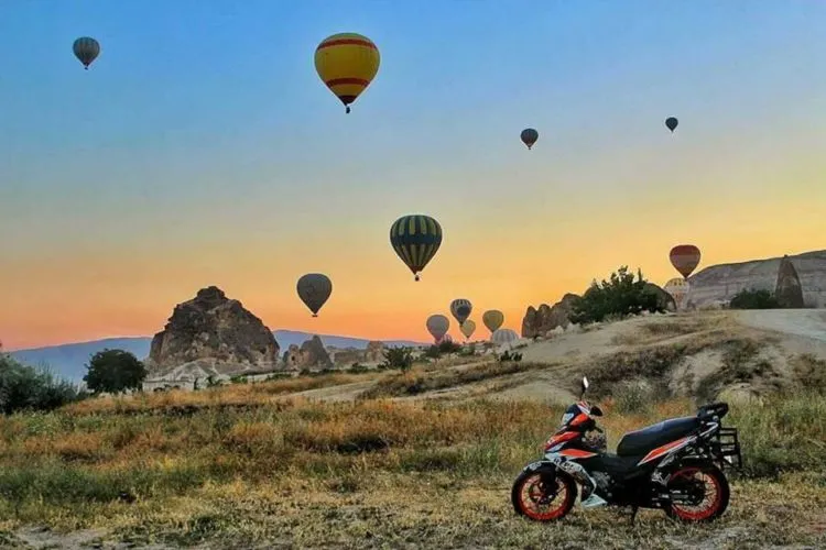 Hebat, Pasangan Ini Berbulan Madu dengan Naik Motor sampai ke Eropa! Luar Biasa Romantisnya 6