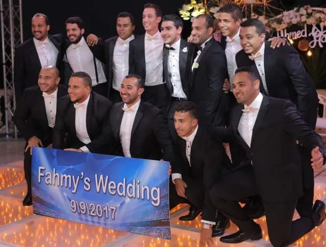 Kerap Terlupakan, 20 Pose Foto Groomsmen Ini Layak Tiru. Pendamping Cowok Juga Bisa Tampil Seru 40