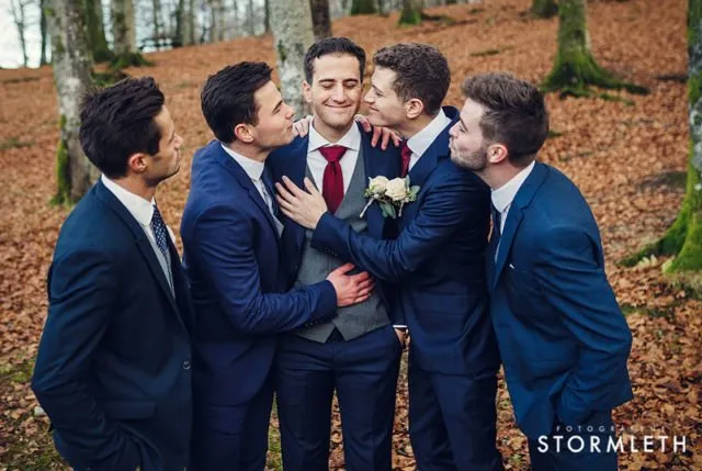 Kerap Terlupakan, 20 Pose Foto Groomsmen Ini Layak Tiru. Pendamping Cowok Juga Bisa Tampil Seru 38