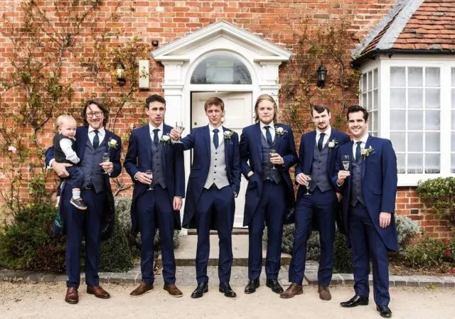 Kerap Terlupakan, 20 Pose Foto Groomsmen Ini Layak Tiru. Pendamping Cowok Juga Bisa Tampil Seru 34