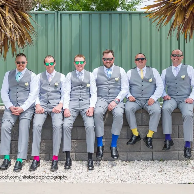 Kerap Terlupakan, 20 Pose Foto Groomsmen Ini Layak Tiru. Pendamping Cowok Juga Bisa Tampil Seru 32