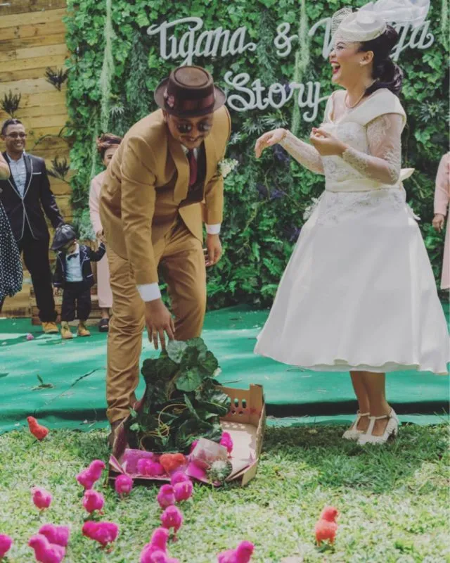 Potret Keseruan Pesta Pernikahan Ala 50's Botanical, Anggapan 'Kuno' Disulap Jadi Kekinian. Kreatif! 34