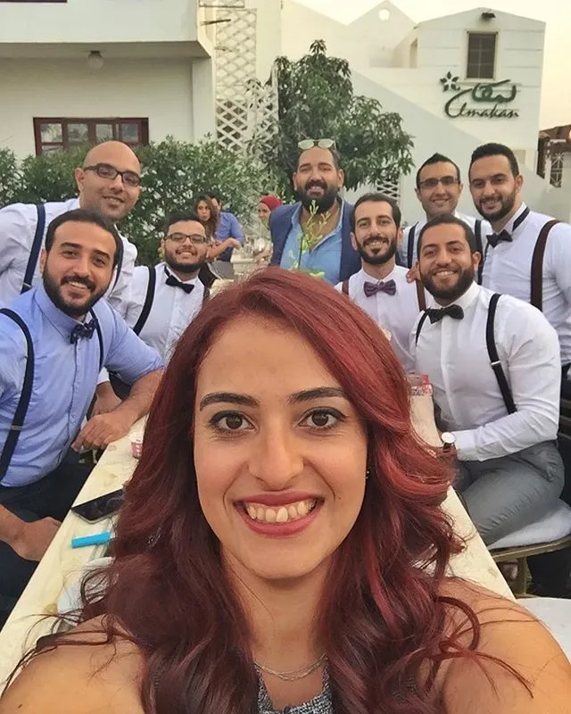 Kerap Terlupakan, 20 Pose Foto Groomsmen Ini Layak Tiru. Pendamping Cowok Juga Bisa Tampil Seru 37