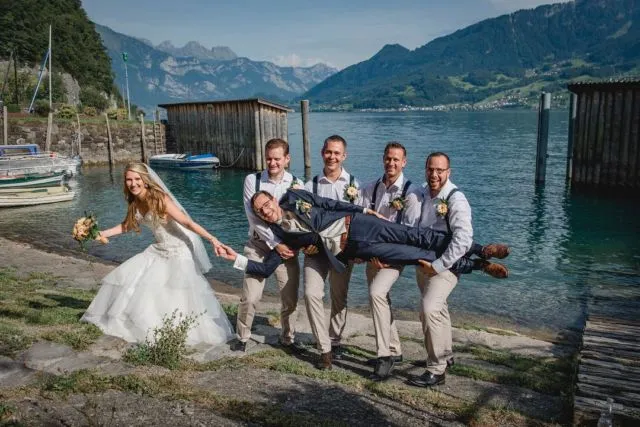 Kerap Terlupakan, 20 Pose Foto Groomsmen Ini Layak Tiru. Pendamping Cowok Juga Bisa Tampil Seru 31
