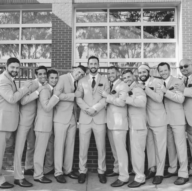 Kerap Terlupakan, 20 Pose Foto Groomsmen Ini Layak Tiru. Pendamping Cowok Juga Bisa Tampil Seru 24
