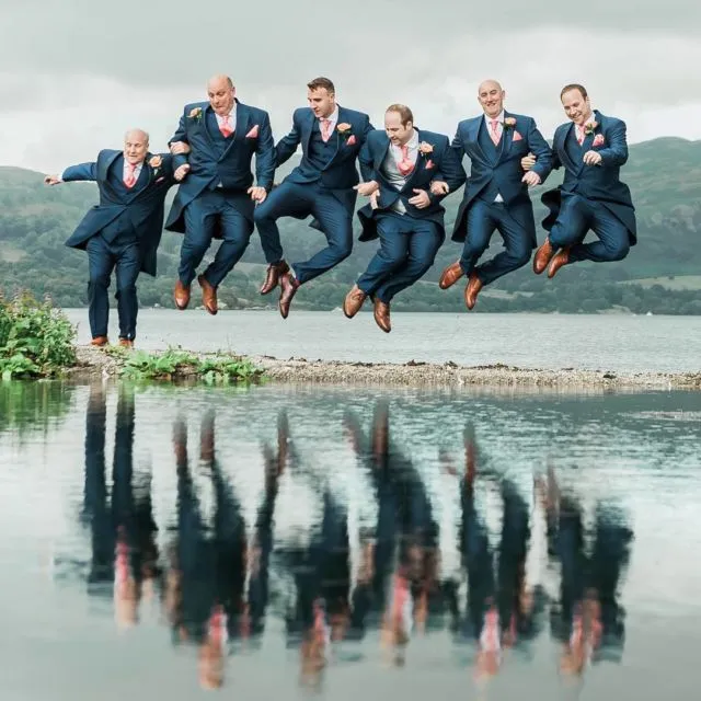 Kerap Terlupakan, 20 Pose Foto Groomsmen Ini Layak Tiru. Pendamping Cowok Juga Bisa Tampil Seru 30
