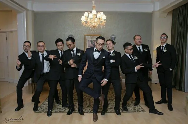 Kerap Terlupakan, 20 Pose Foto Groomsmen Ini Layak Tiru. Pendamping Cowok Juga Bisa Tampil Seru 27