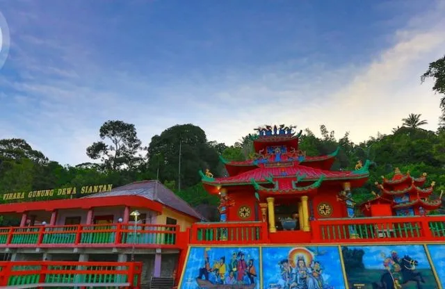 5 Destinasi Wisata Religi Ini Bikin Kamu Mencintai Keberagaman Agama di Indonesia, Simak! 8