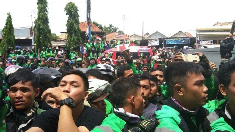 Bela Dewi Perssik dan Jatuhkan Profesi Ojek Online, Mahasiswa Ini Diburu Ratusan Driver di Kampusnya 9