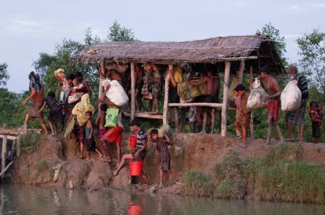 Seberangi Sungai demi Bertahan Hidup, 15 Potret Perjuangan Rohingya Ini Begitu Memilukan 24