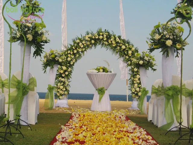 14 Inspirasi Flower Gate untuk Acara Resepsi. Nggak Hanya Enak Dilihat Tapi Juga Multifungsi 17