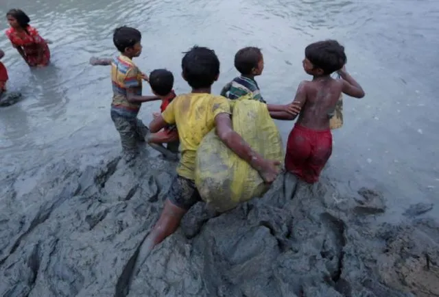 Seberangi Sungai demi Bertahan Hidup, 15 Potret Perjuangan Rohingya Ini Begitu Memilukan 27