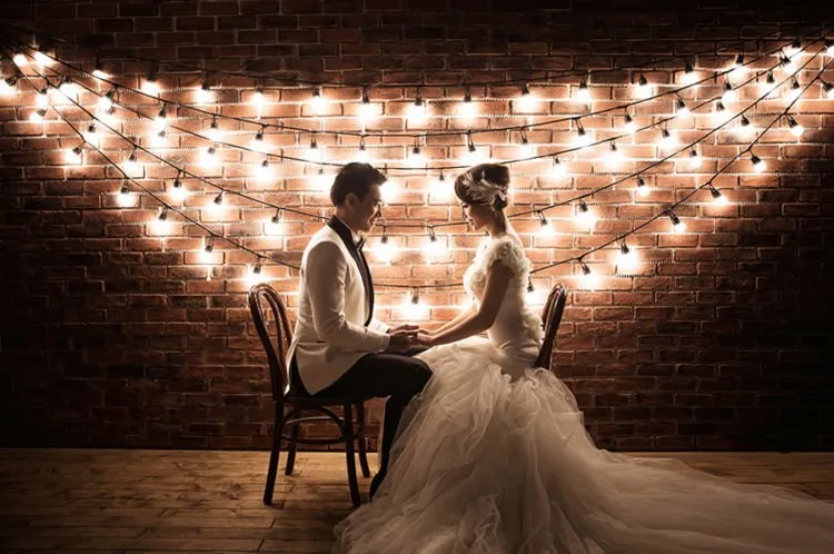 Inspirasi Foto Pre-Wedding Indoor Minimalis ala Pasangan Korea. Pas Buat yang Nggak Suka Ribet! 15