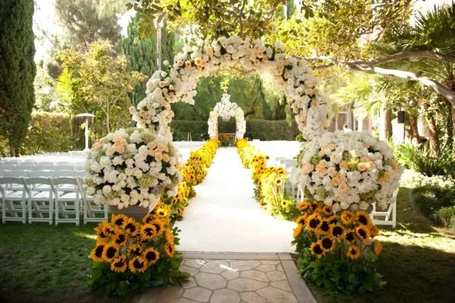 14 Inspirasi Flower Gate untuk Acara Resepsi. Nggak Hanya Enak Dilihat Tapi Juga Multifungsi 18