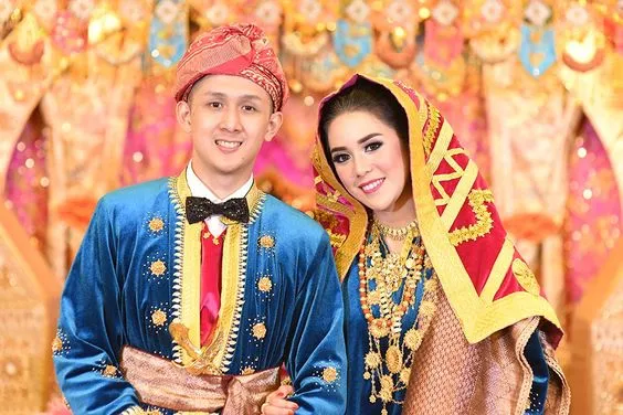 Ragam Busana Pengantin Adat Koto Gadang dengan Sentuhan Warna-warna Cerah Nan Elok. Sungguh Meriah! 28
